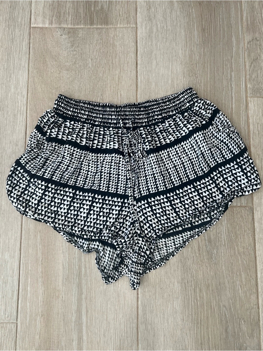 MANAOLA Black & White Geometric Print Women's Shorts, size medium, drawstring